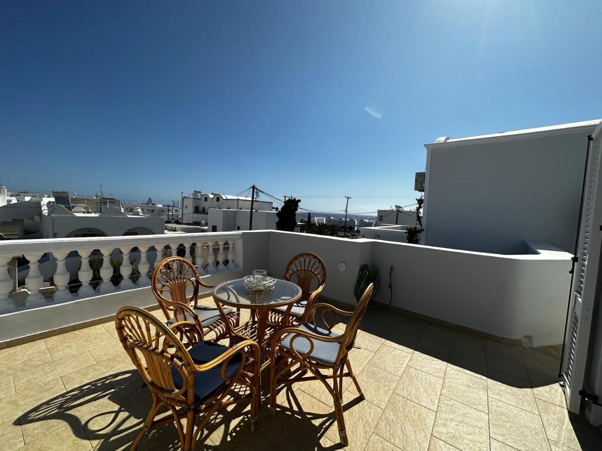 Veldi Art - Kamari Beach Apartment Fira  Esterno foto