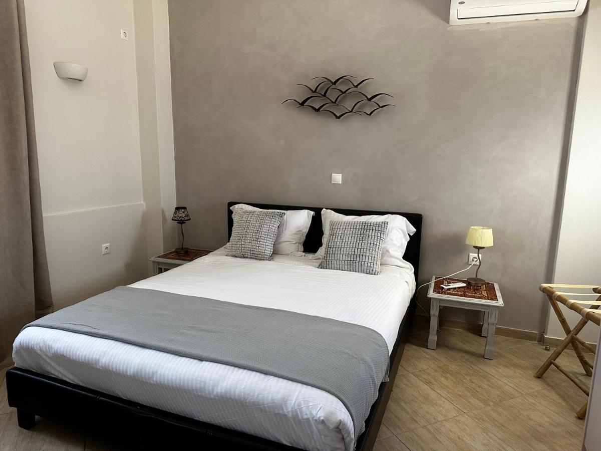 Veldi Art - Kamari Beach Apartment Fira  Esterno foto