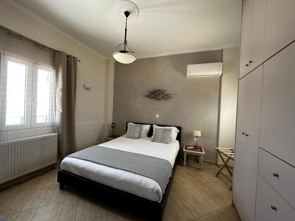 Veldi Art - Kamari Beach Apartment Fira  Esterno foto