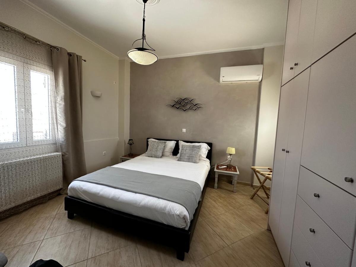 Veldi Art - Kamari Beach Apartment Fira  Esterno foto