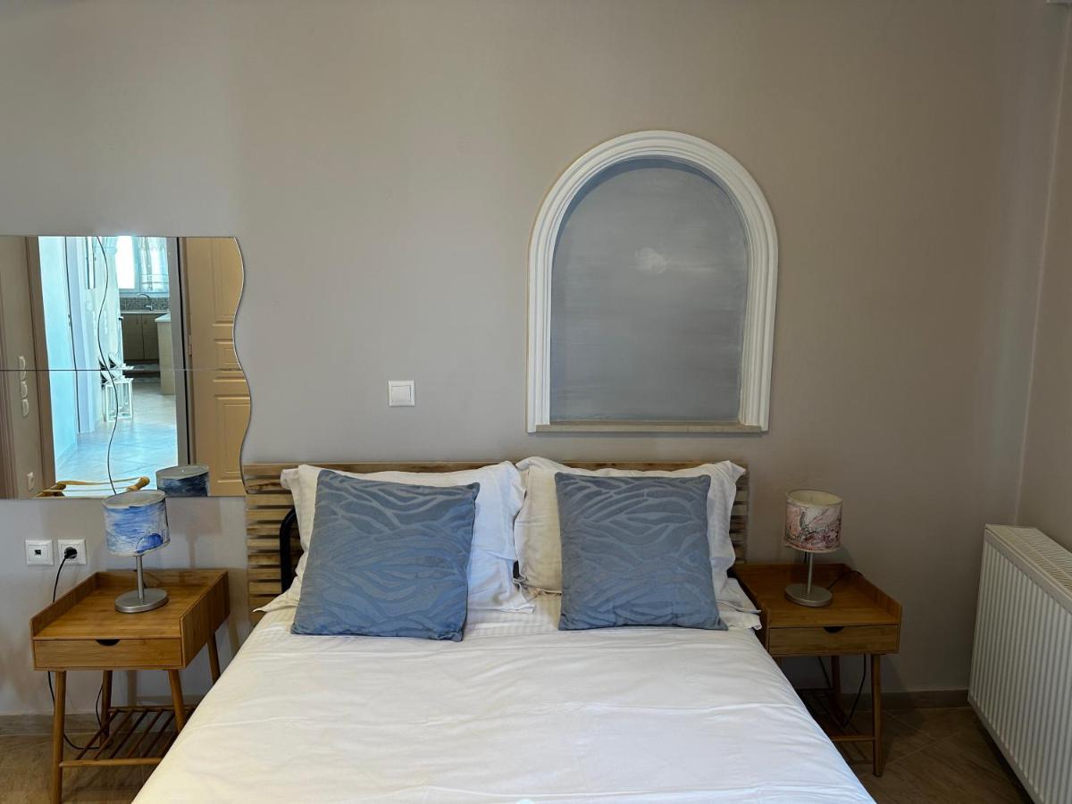 Veldi Art - Kamari Beach Apartment Fira  Esterno foto