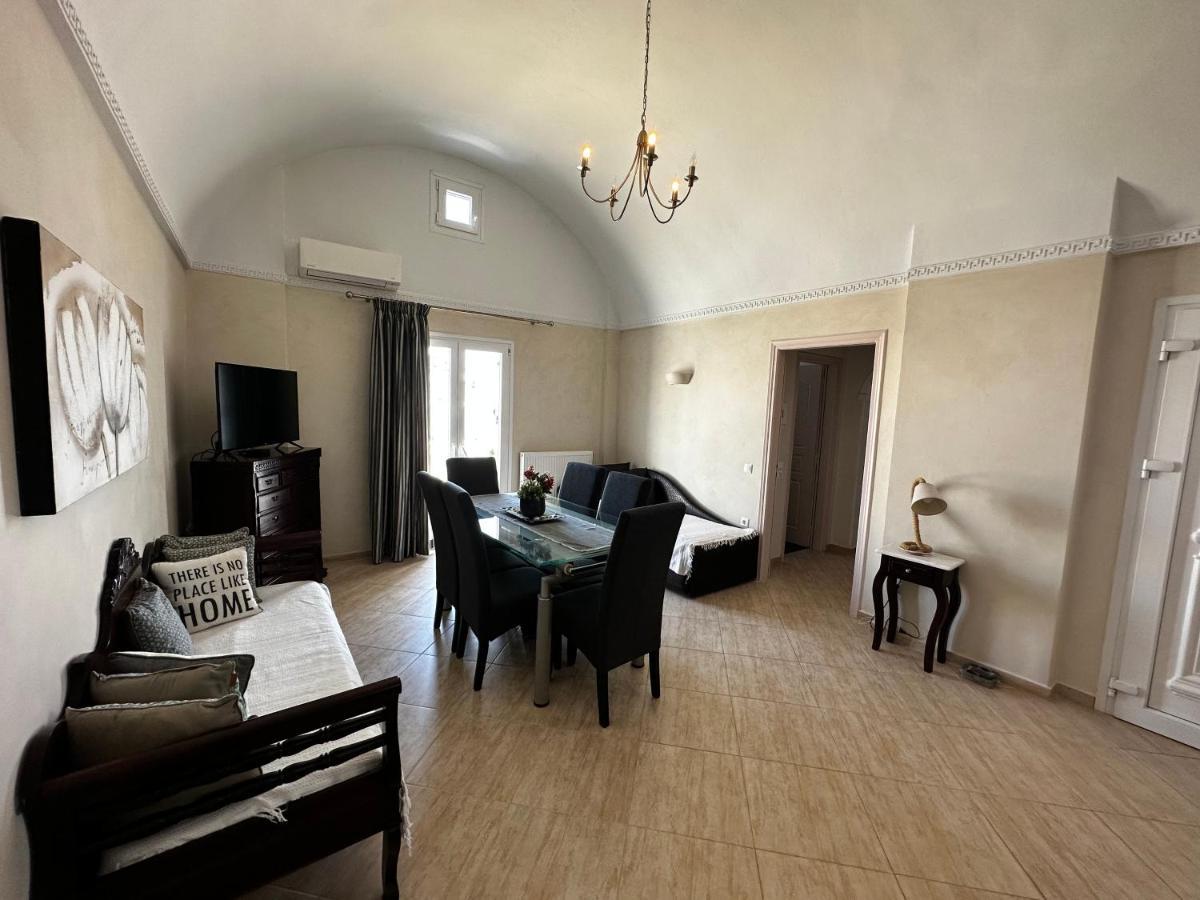 Veldi Art - Kamari Beach Apartment Fira  Esterno foto