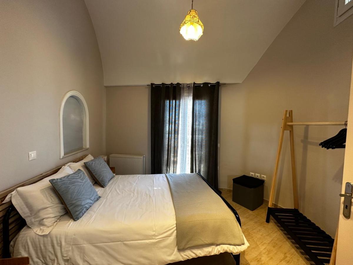 Veldi Art - Kamari Beach Apartment Fira  Esterno foto
