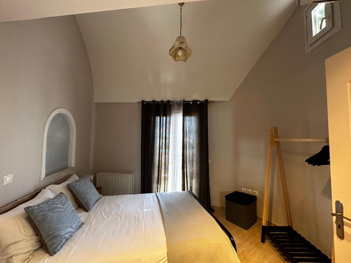 Veldi Art - Kamari Beach Apartment Fira  Esterno foto