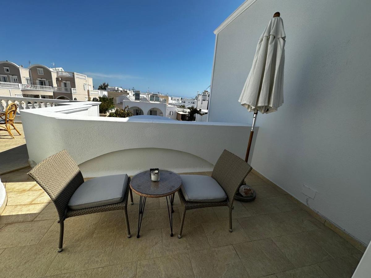 Veldi Art - Kamari Beach Apartment Fira  Esterno foto