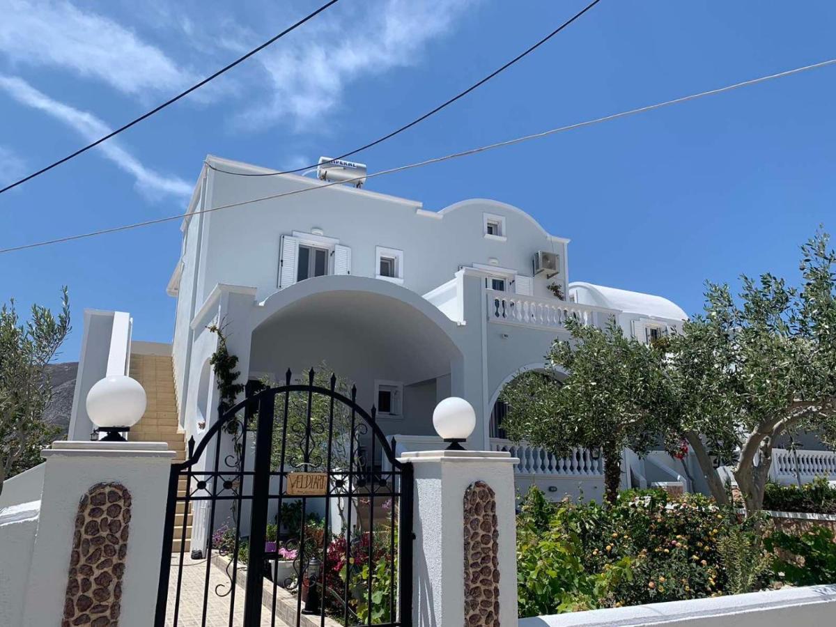 Veldi Art - Kamari Beach Apartment Fira  Esterno foto