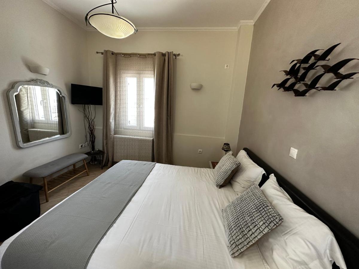 Veldi Art - Kamari Beach Apartment Fira  Esterno foto