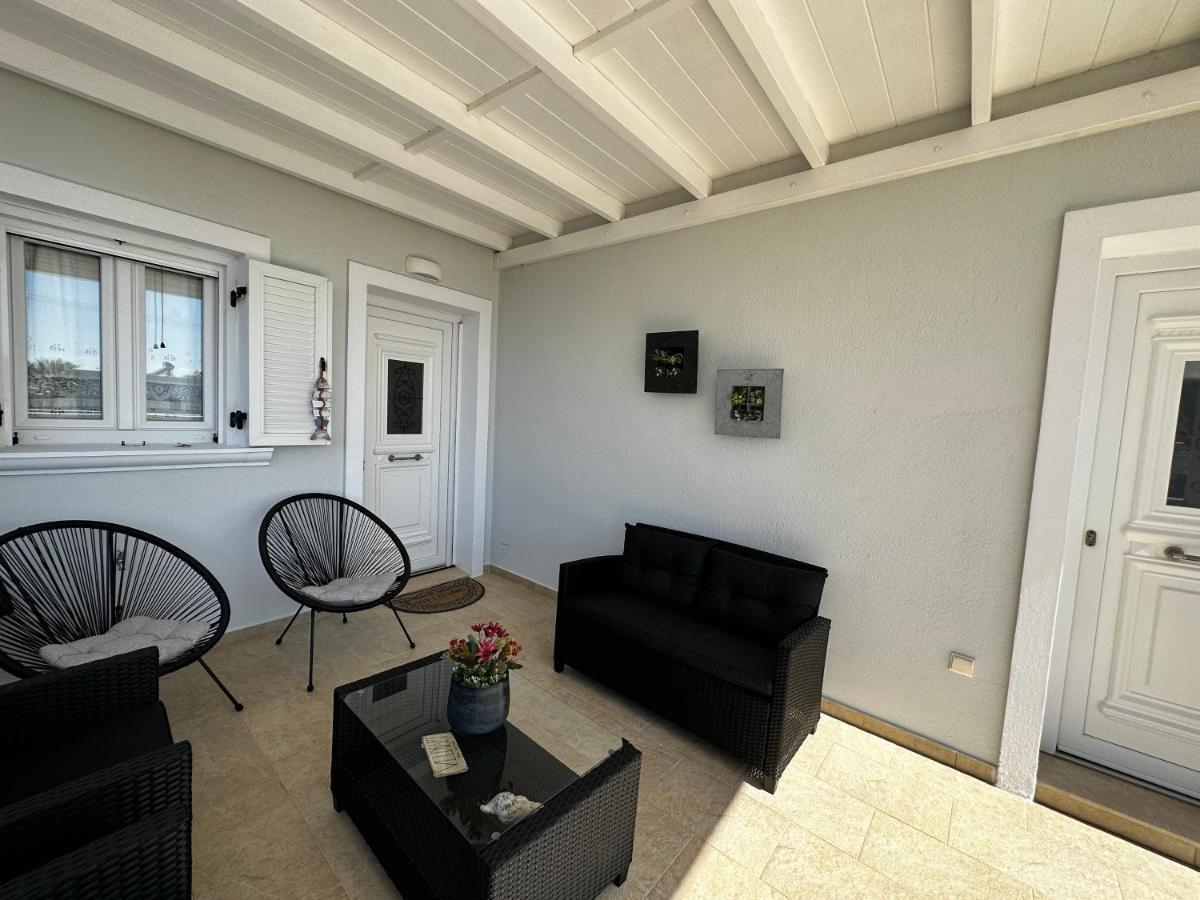 Veldi Art - Kamari Beach Apartment Fira  Esterno foto