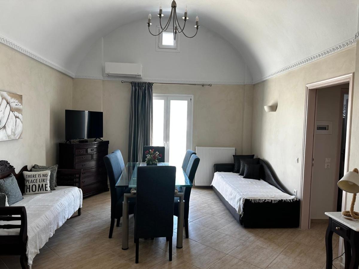 Veldi Art - Kamari Beach Apartment Fira  Esterno foto