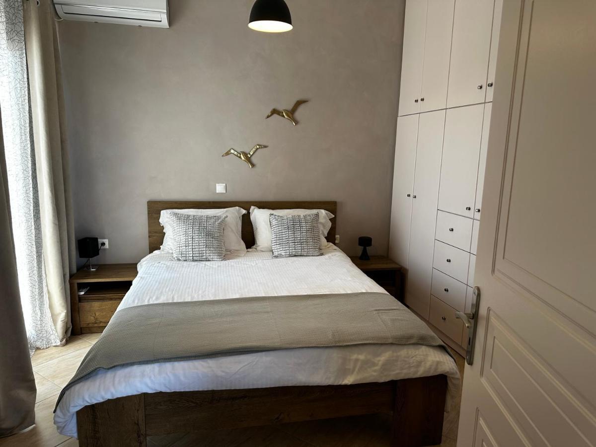 Veldi Art - Kamari Beach Apartment Fira  Esterno foto