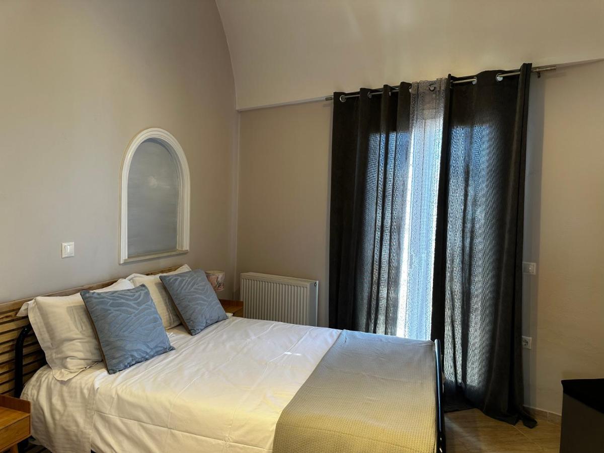 Veldi Art - Kamari Beach Apartment Fira  Esterno foto