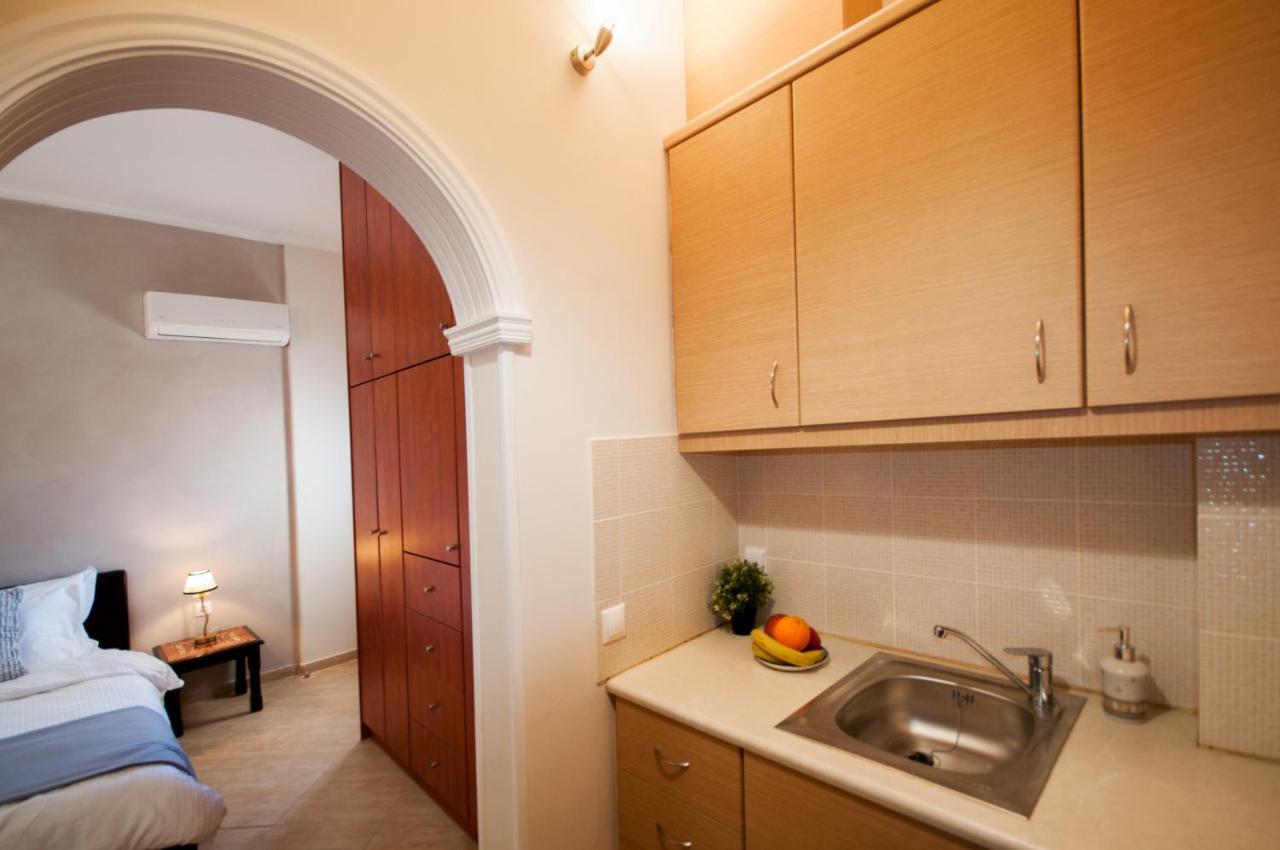 Veldi Art - Kamari Beach Apartment Fira  Esterno foto