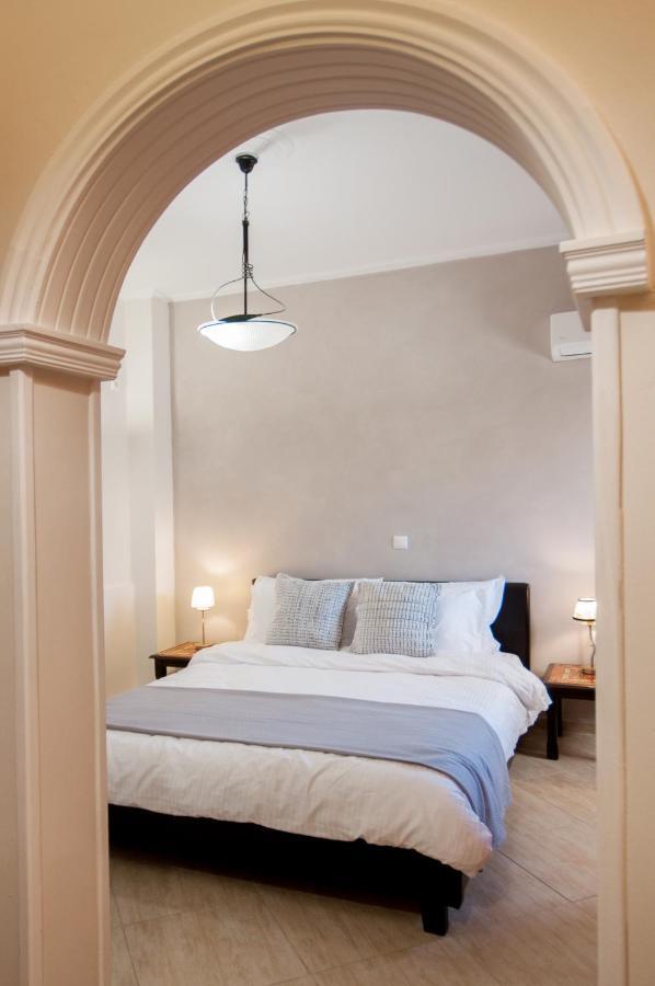 Veldi Art - Kamari Beach Apartment Fira  Esterno foto