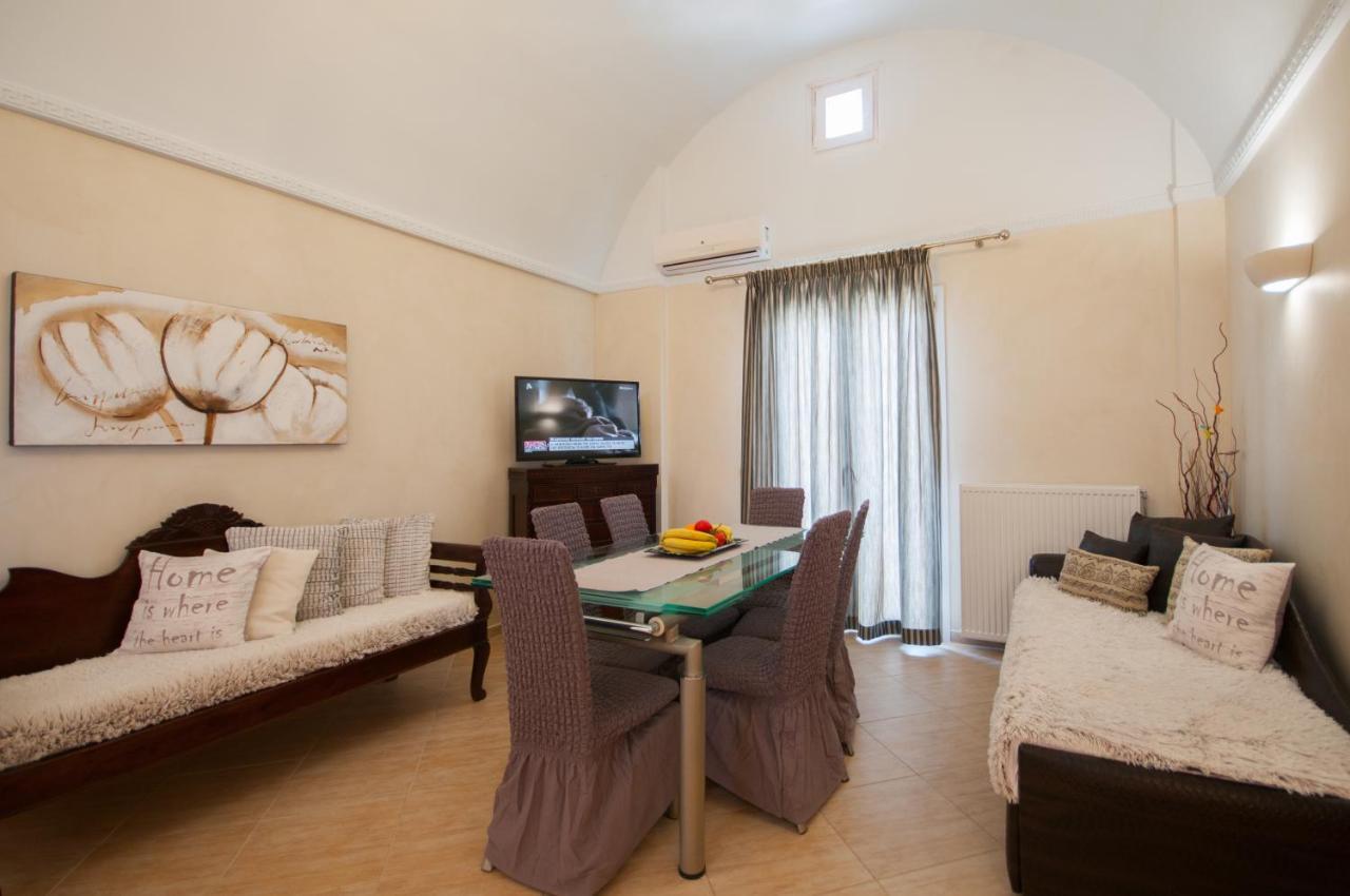 Veldi Art - Kamari Beach Apartment Fira  Esterno foto