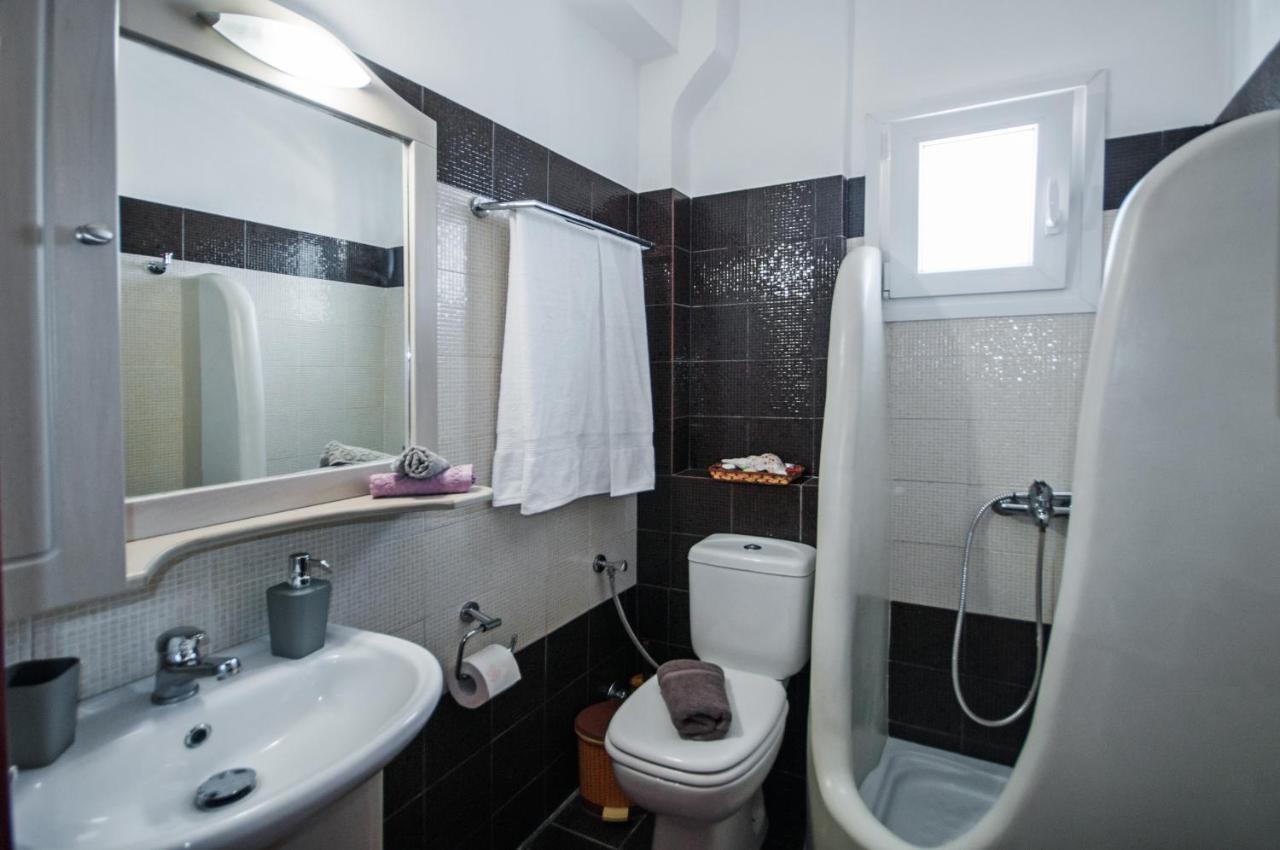 Veldi Art - Kamari Beach Apartment Fira  Esterno foto